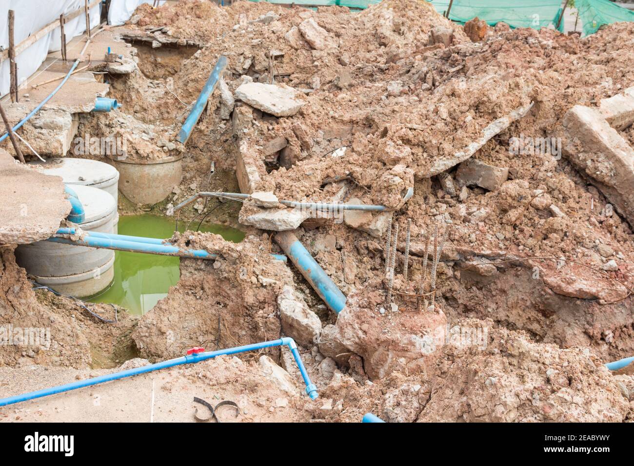 Colata di cemento con pali in acciaio per costruzione Foto Stock