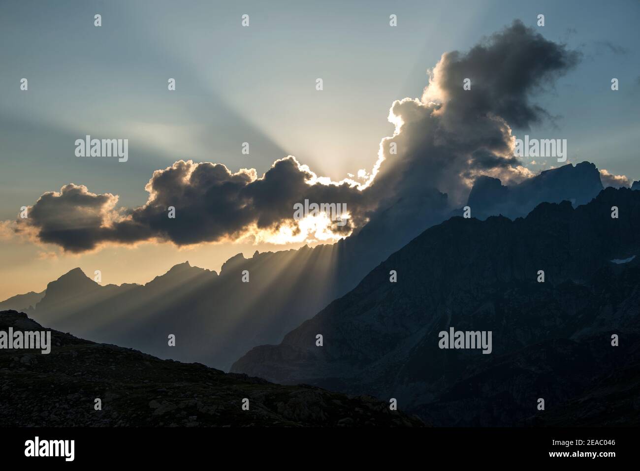 ultimi raggi di sole in alta montagna Foto Stock