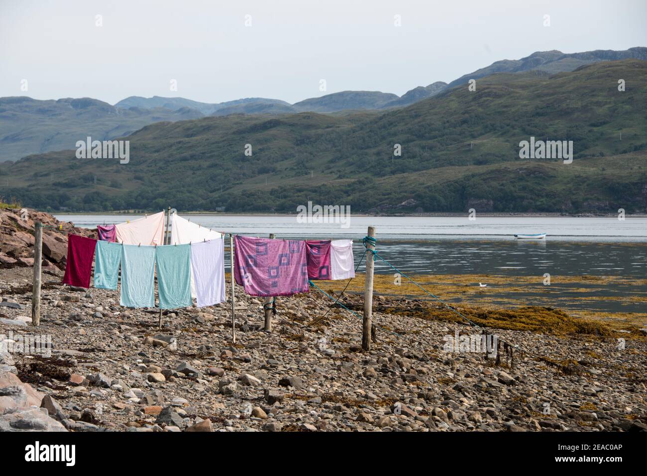 Lavanderia che asciuga alla bassa marea al molo della barca, Scozia Foto Stock
