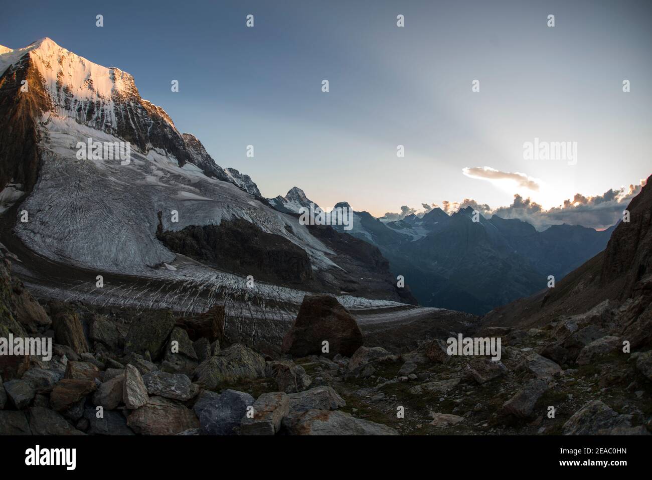 Ultimo sole raggi sulla canna fumaria Äbeni, Svizzera Foto Stock