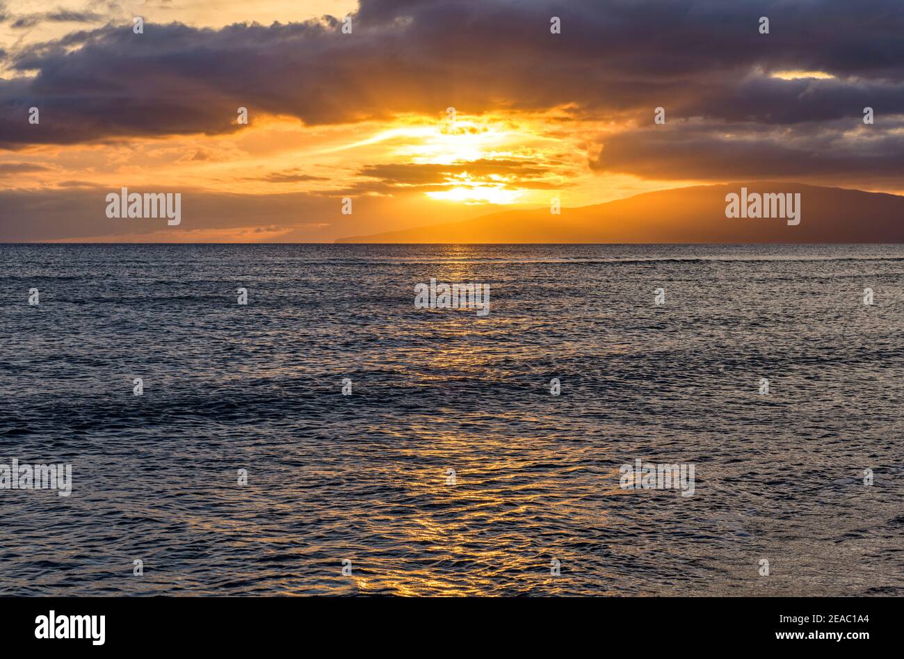 Ocean Sunset - tramonto colorato sulla costa nord-occidentale di Maui, con l'isola di Lanai all'orizzonte. Hawaii, Stati Uniti. Foto Stock
