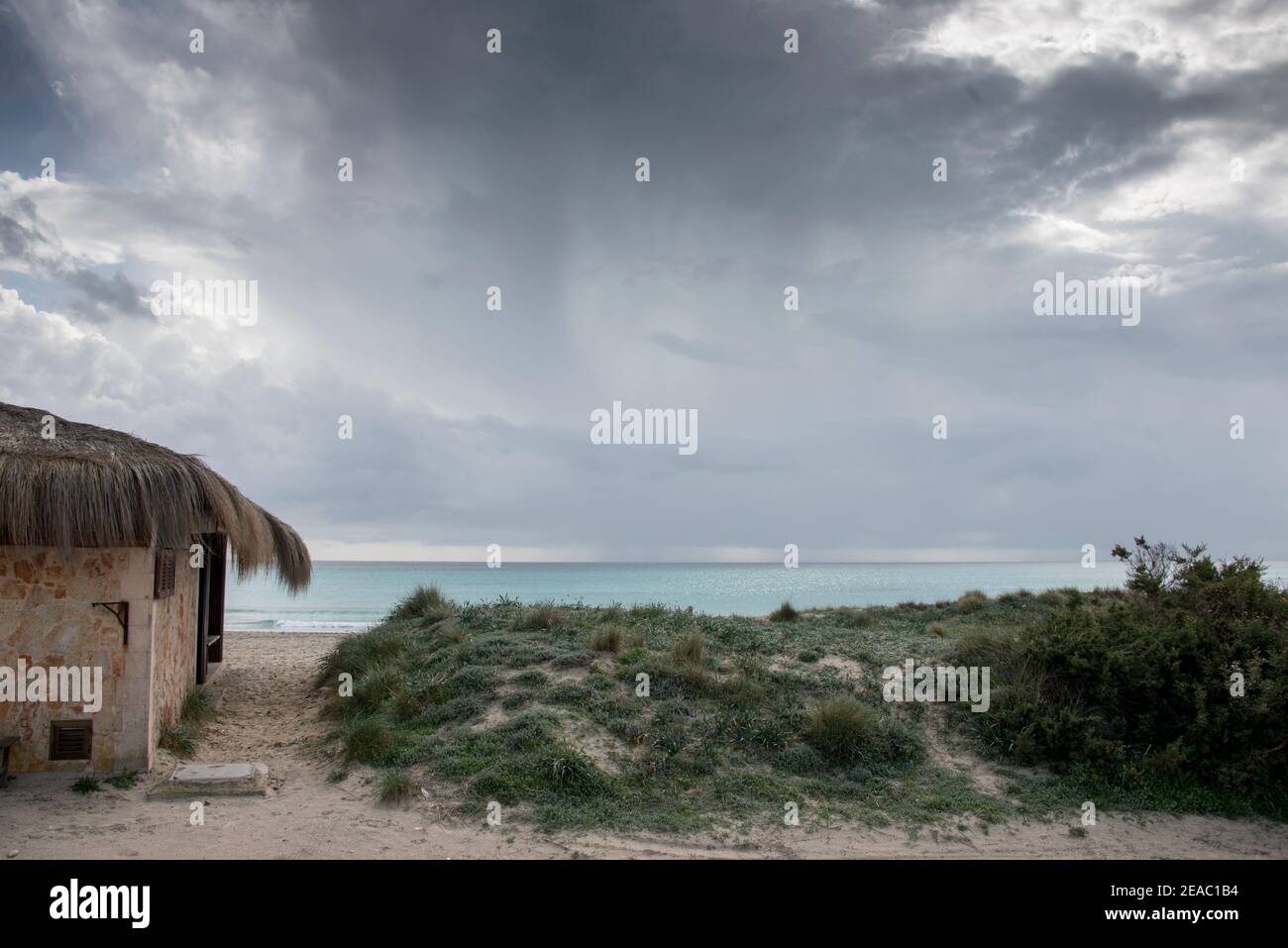 Dune di sabbia con casa durante la tempesta di tugore, Maiorca Foto Stock
