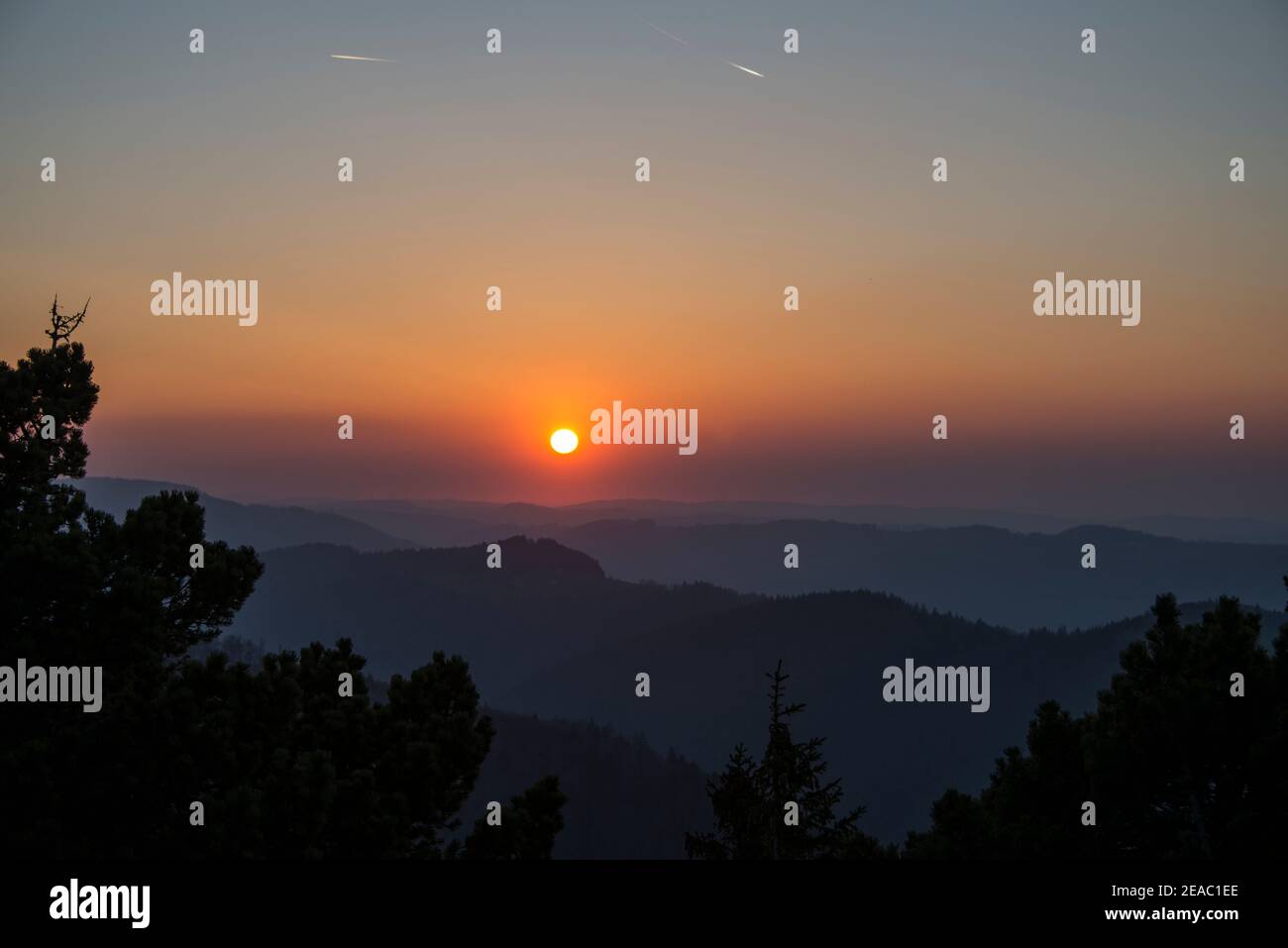 Tramonto sotto un cielo senza nuvole Foto Stock