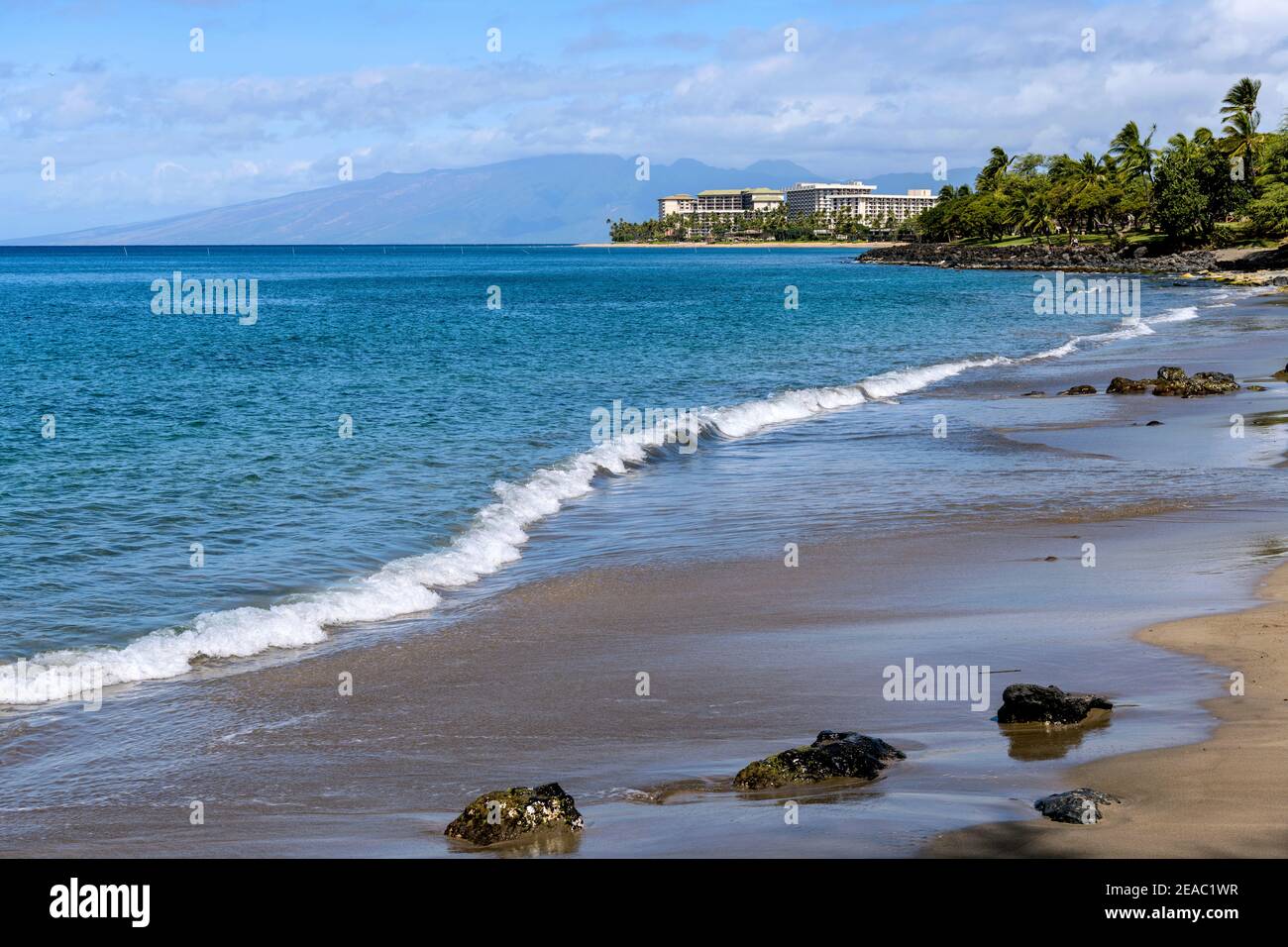 Maui Coast - una vista soleggiata di una tranquilla spiaggia di sabbia sulla costa nord-occidentale di Maui, Hawaii, USA. Foto Stock