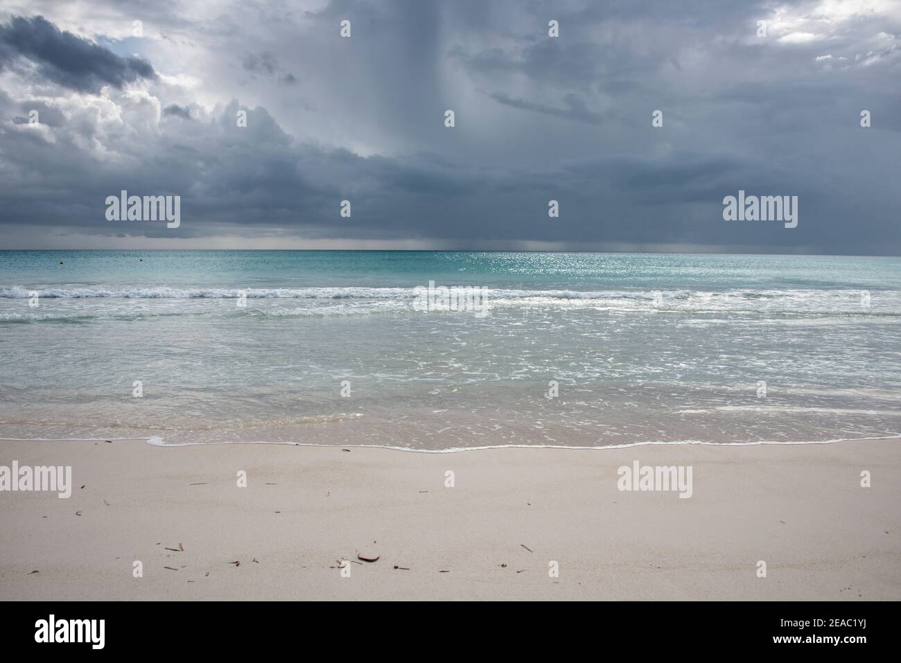 Spiaggia di sabbia con tempesta Foto Stock