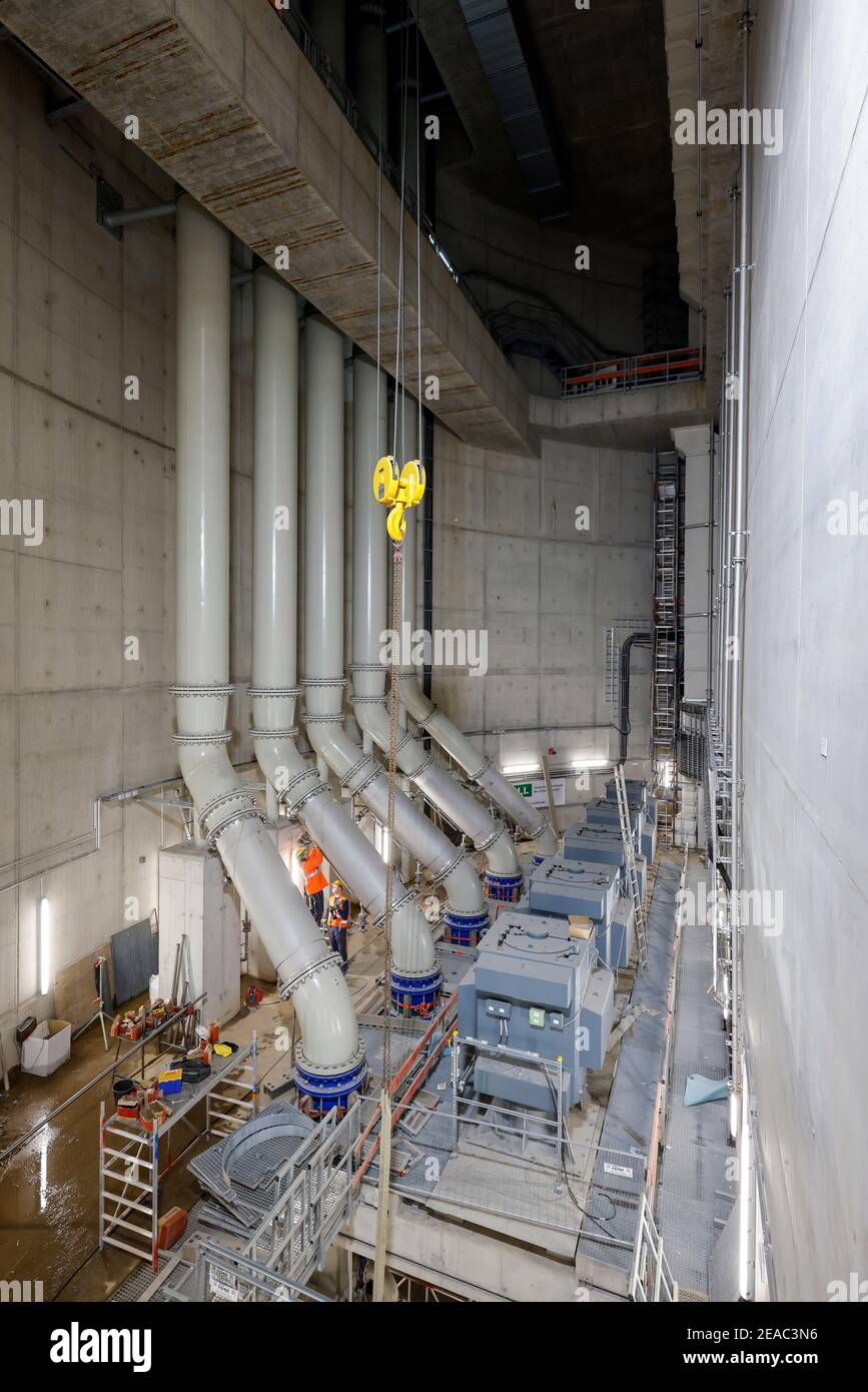 Oberhausen, area della Ruhr, Renania Settentrionale-Vestfalia, Germania - Emscher conversione, nuova costruzione della fogna DA FORNO Emscher, qui la nuova stazione di pompaggio di Oberhausen, la sala macchine con le pompe che in futuro convoglieranno 16, 000 litri di acque reflue al minuto, La conversione ecologica del sistema Emscher consiste nella costruzione di un sistema centrale di trattamento delle acque reflue nella zona della Ruhr, nella costruzione di fognature e nella rinaturazione dell'Emscher e dei suoi affluenti. Foto Stock