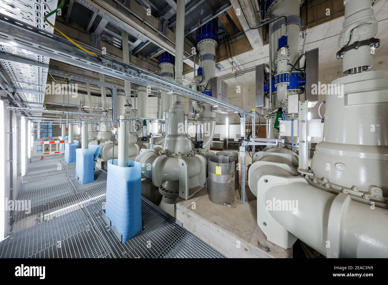 Oberhausen, area della Ruhr, Renania Settentrionale-Vestfalia, Germania - Emscher conversione, nuova costruzione della fogna DA FORNO Emscher, qui la nuova stazione di pompaggio di Oberhausen, la sala macchine con le pompe che in futuro convoglieranno 16, 000 litri di acque reflue al minuto, La conversione ecologica del sistema Emscher consiste nella costruzione di un sistema centrale di trattamento delle acque reflue nella zona della Ruhr, nella costruzione di fognature e nella rinaturazione dell'Emscher e dei suoi affluenti. Foto Stock