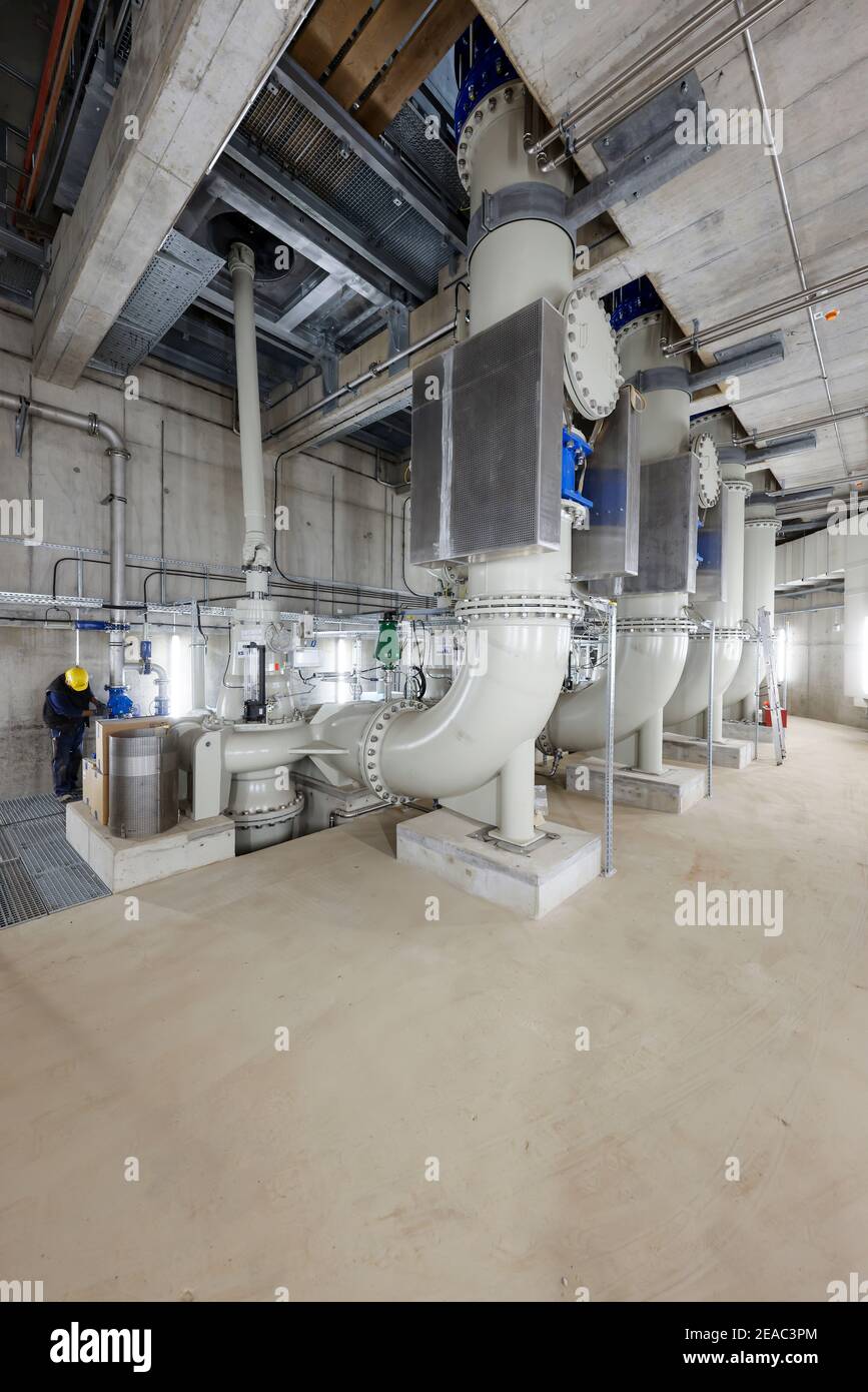 Oberhausen, area della Ruhr, Renania Settentrionale-Vestfalia, Germania - Emscher conversione, nuova costruzione della fogna DA FORNO Emscher, qui la nuova stazione di pompaggio di Oberhausen, la sala macchine con le pompe che in futuro convoglieranno 16, 000 litri di acque reflue al minuto, La conversione ecologica del sistema Emscher consiste nella costruzione di un sistema centrale di trattamento delle acque reflue nella zona della Ruhr, nella costruzione di fognature e nella rinaturazione dell'Emscher e dei suoi affluenti. Foto Stock