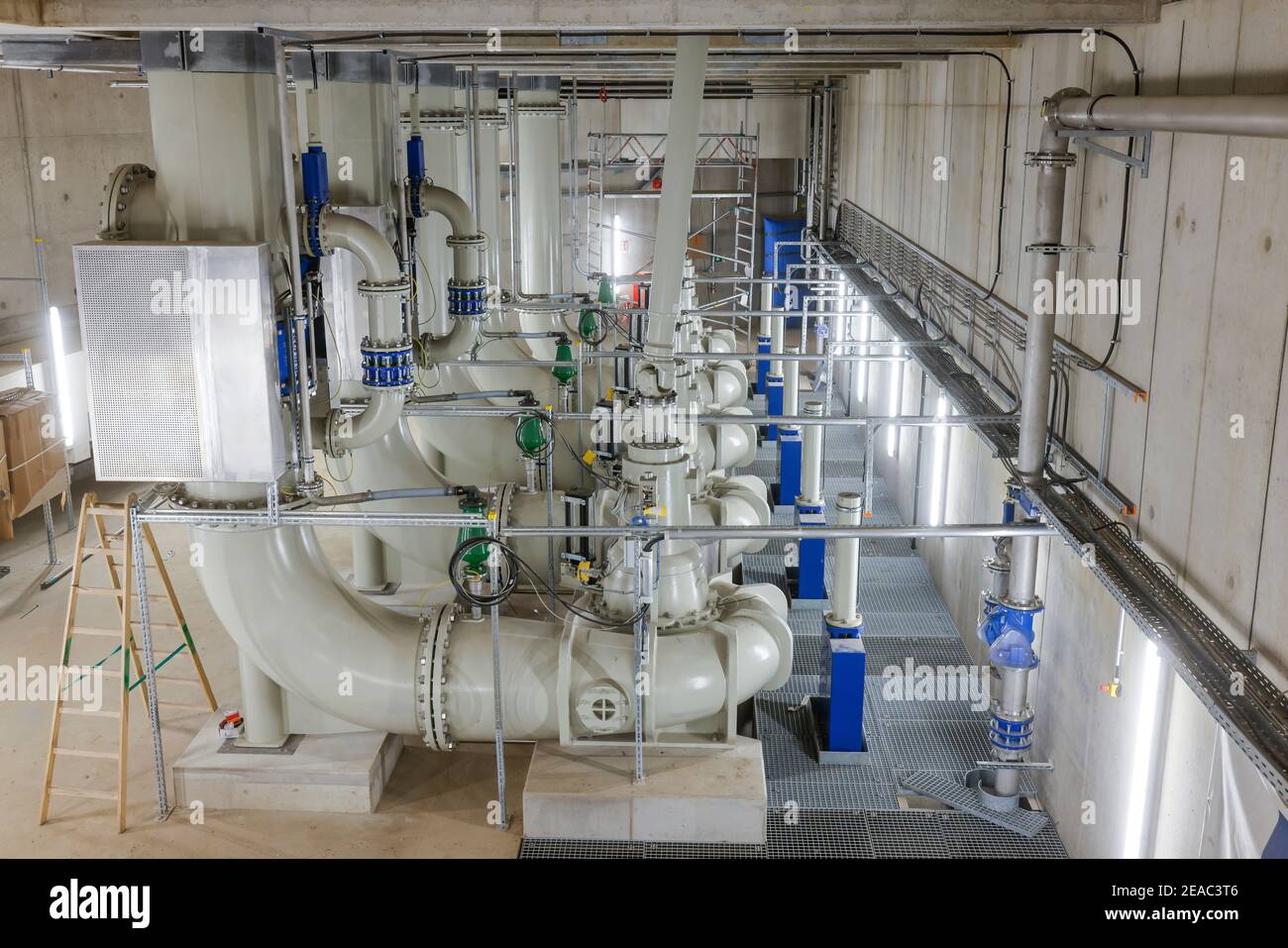 Oberhausen, area della Ruhr, Renania Settentrionale-Vestfalia, Germania - Emscher conversione, nuova costruzione della fogna DA FORNO Emscher, qui la nuova stazione di pompaggio di Oberhausen, la sala macchine con le pompe che in futuro convoglieranno 16, 000 litri di acque reflue al minuto, La conversione ecologica del sistema Emscher consiste nella costruzione di un sistema centrale di trattamento delle acque reflue nella zona della Ruhr, nella costruzione di fognature e nella rinaturazione dell'Emscher e dei suoi affluenti. Foto Stock