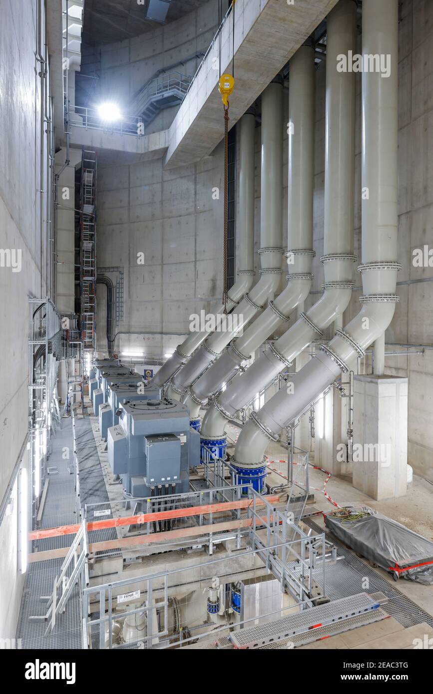 Oberhausen, area della Ruhr, Renania Settentrionale-Vestfalia, Germania - Emscher conversione, nuova costruzione della fogna DA FORNO Emscher, qui la nuova stazione di pompaggio di Oberhausen, la sala macchine con le pompe che in futuro convoglieranno 16, 000 litri di acque reflue al minuto, La conversione ecologica del sistema Emscher consiste nella costruzione di un sistema centrale di trattamento delle acque reflue nella zona della Ruhr, nella costruzione di fognature e nella rinaturazione dell'Emscher e dei suoi affluenti. Foto Stock