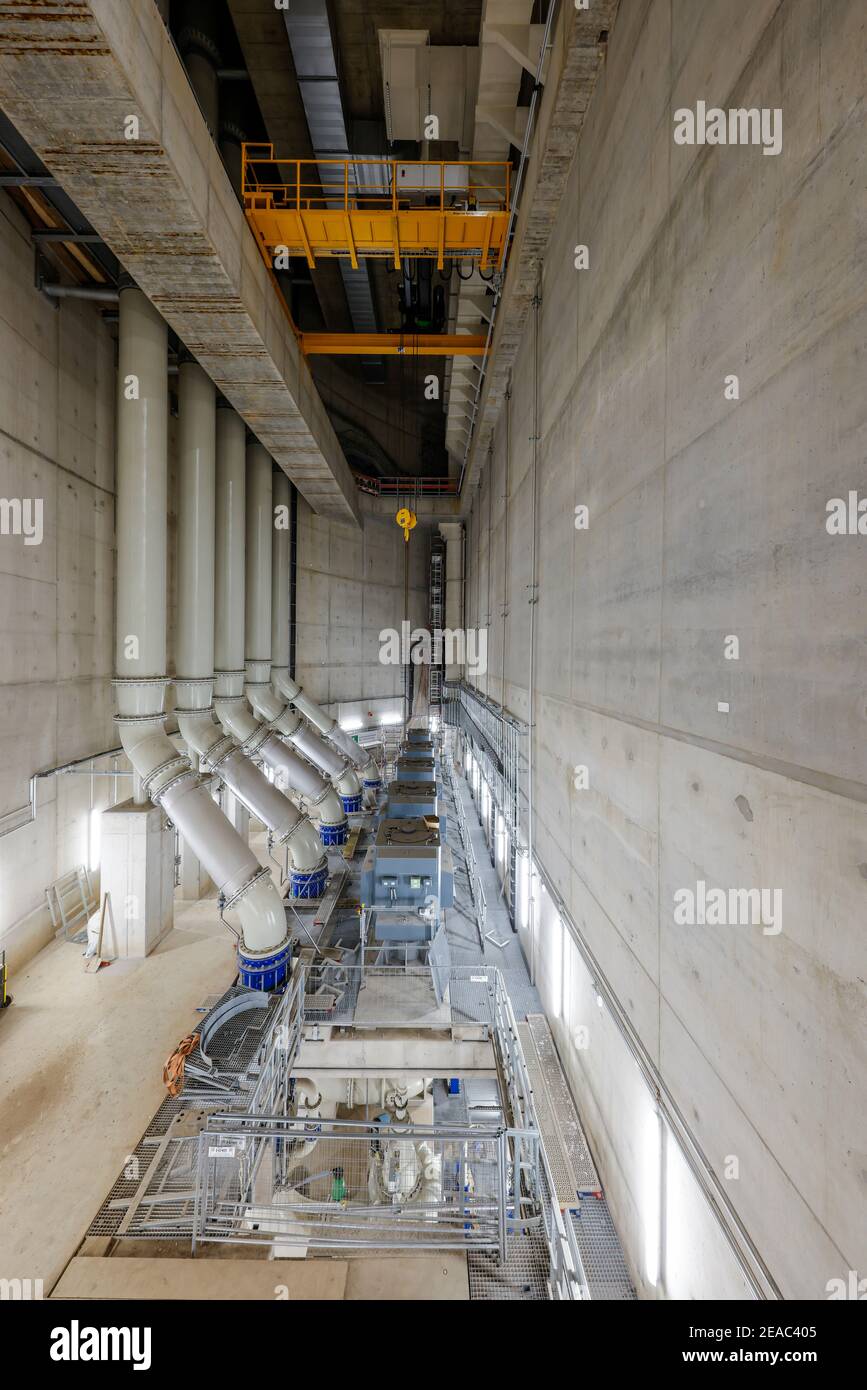 Oberhausen, area della Ruhr, Renania Settentrionale-Vestfalia, Germania - Emscher conversione, nuova costruzione della fogna DA FORNO Emscher, qui la nuova stazione di pompaggio di Oberhausen, la sala macchine con le pompe che in futuro convoglieranno 16, 000 litri di acque reflue al minuto, La conversione ecologica del sistema Emscher consiste nella costruzione di un sistema centrale di trattamento delle acque reflue nella zona della Ruhr, nella costruzione di fognature e nella rinaturazione dell'Emscher e dei suoi affluenti. Foto Stock