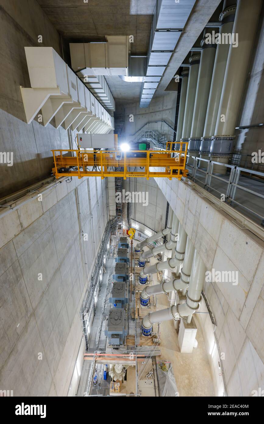 Oberhausen, area della Ruhr, Renania Settentrionale-Vestfalia, Germania - Emscher conversione, nuova costruzione della fogna DA FORNO Emscher, qui la nuova stazione di pompaggio di Oberhausen, la sala macchine con le pompe che in futuro convoglieranno 16, 000 litri di acque reflue al minuto, La conversione ecologica del sistema Emscher consiste nella costruzione di un sistema centrale di trattamento delle acque reflue nella zona della Ruhr, nella costruzione di fognature e nella rinaturazione dell'Emscher e dei suoi affluenti. Foto Stock