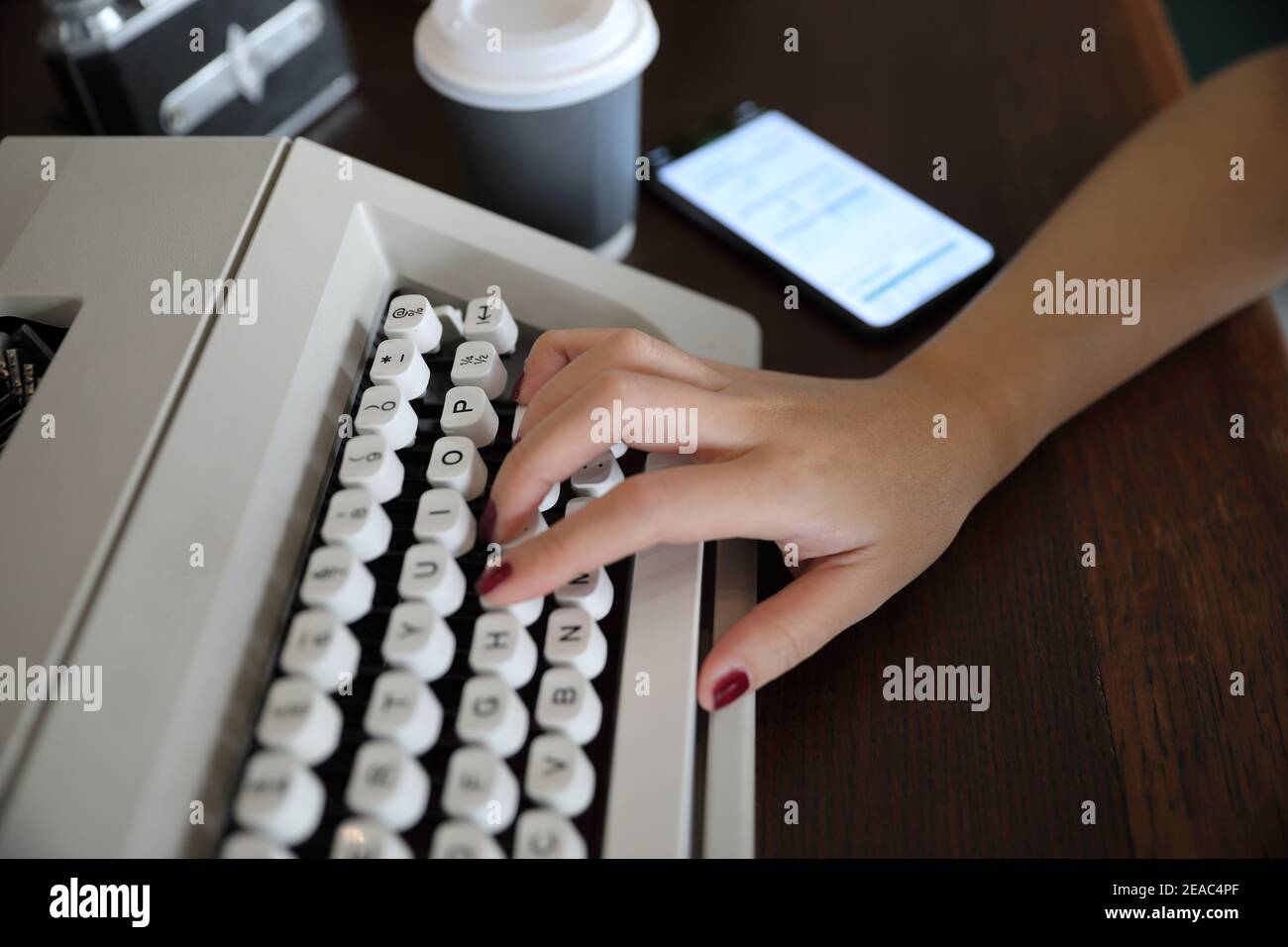 Le mani della Donna alla macchina da scrivere Foto Stock