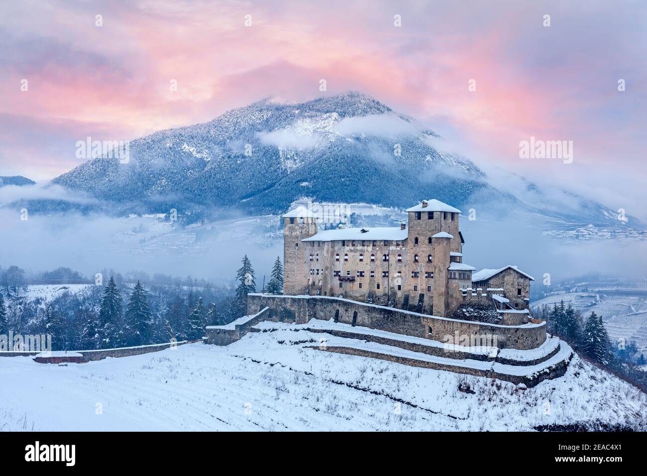 Castello di Cles all'alba. Europa, Italia, Trentino Alto Adige, Val di non, Cles Foto Stock