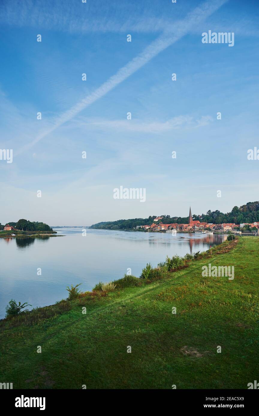 Paesaggio fluviale, Elbtalaue in bassa Sassonia, Germania, riserva di biosfera, vista della città vecchia Lauenburg in Schleswig-Holstein, formato ritratto Foto Stock