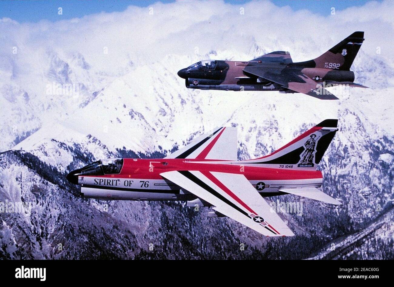 New Mexico e Colorado Air National Guard A-7D Corsair IIS che sorvolano le Montagne Rocciose. Foto Stock