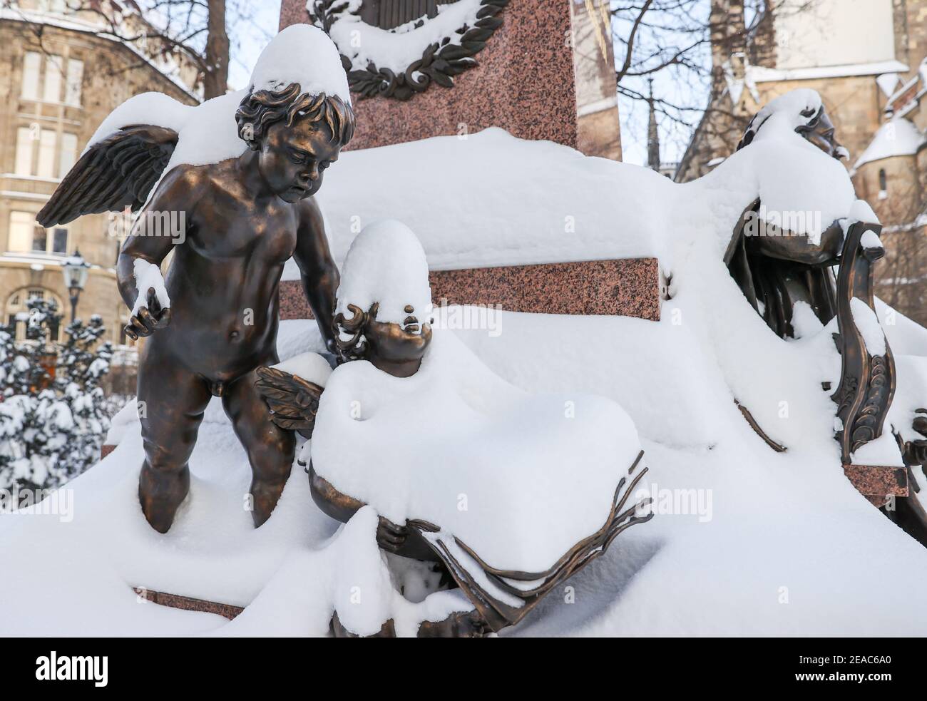 Lipsia, Germania. 8 febbraio 2021. Gli angeli innevati si trovano sul piedistallo del monumento Mendelsssohn. Una buona venti centimetri di neve è caduta negli ultimi giorni. L'inverno è qui per rimanere per il prossimo futuro: Temperature sotto zero e ulteriori nevicate sono previste. Credit: Jan Woitas/dpa-Zentralbild/dpa/Alamy Live News Foto Stock