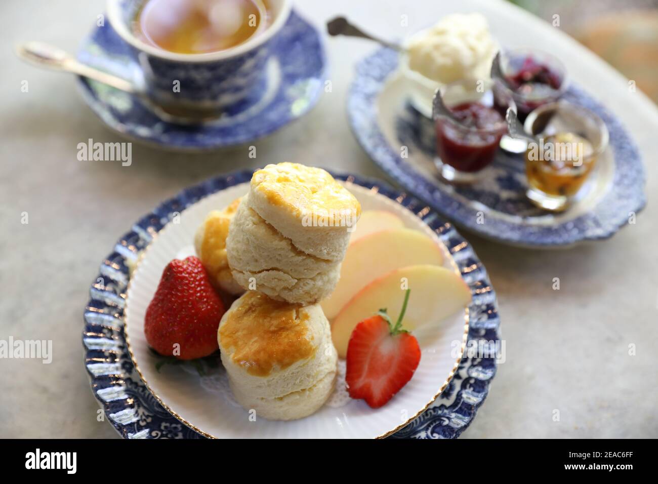 Scones con marmellata e tè inglese dolci cotti al forno Foto Stock