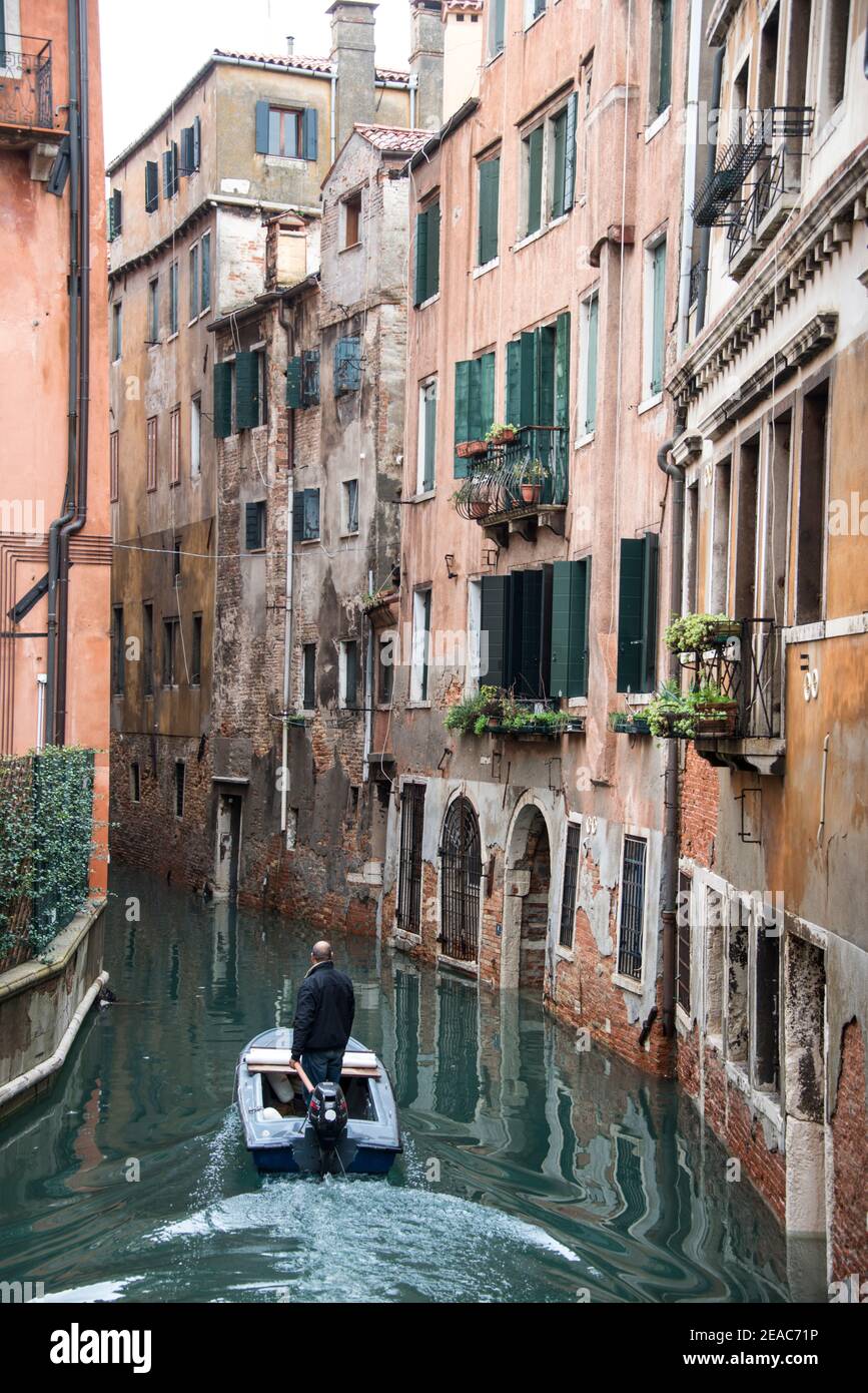 Uomo in barca, Venezia Foto Stock