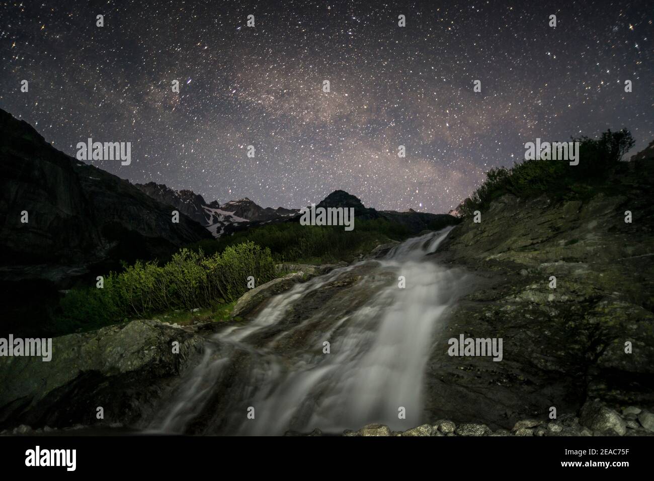 Cascata di notte in alta montagna, Svizzera Foto Stock