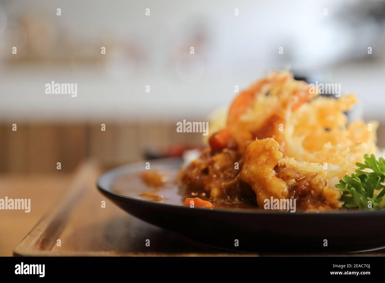 Riso giapponese al curry con gamberi fritti tempura cibo giapponese Foto Stock