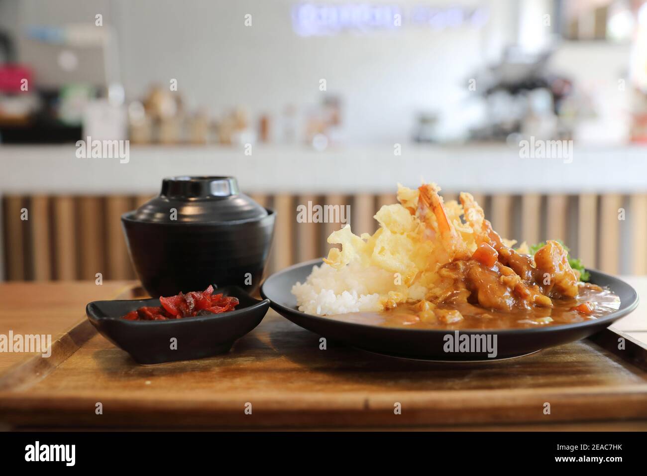 Riso giapponese al curry con gamberi fritti tempura cibo giapponese Foto Stock