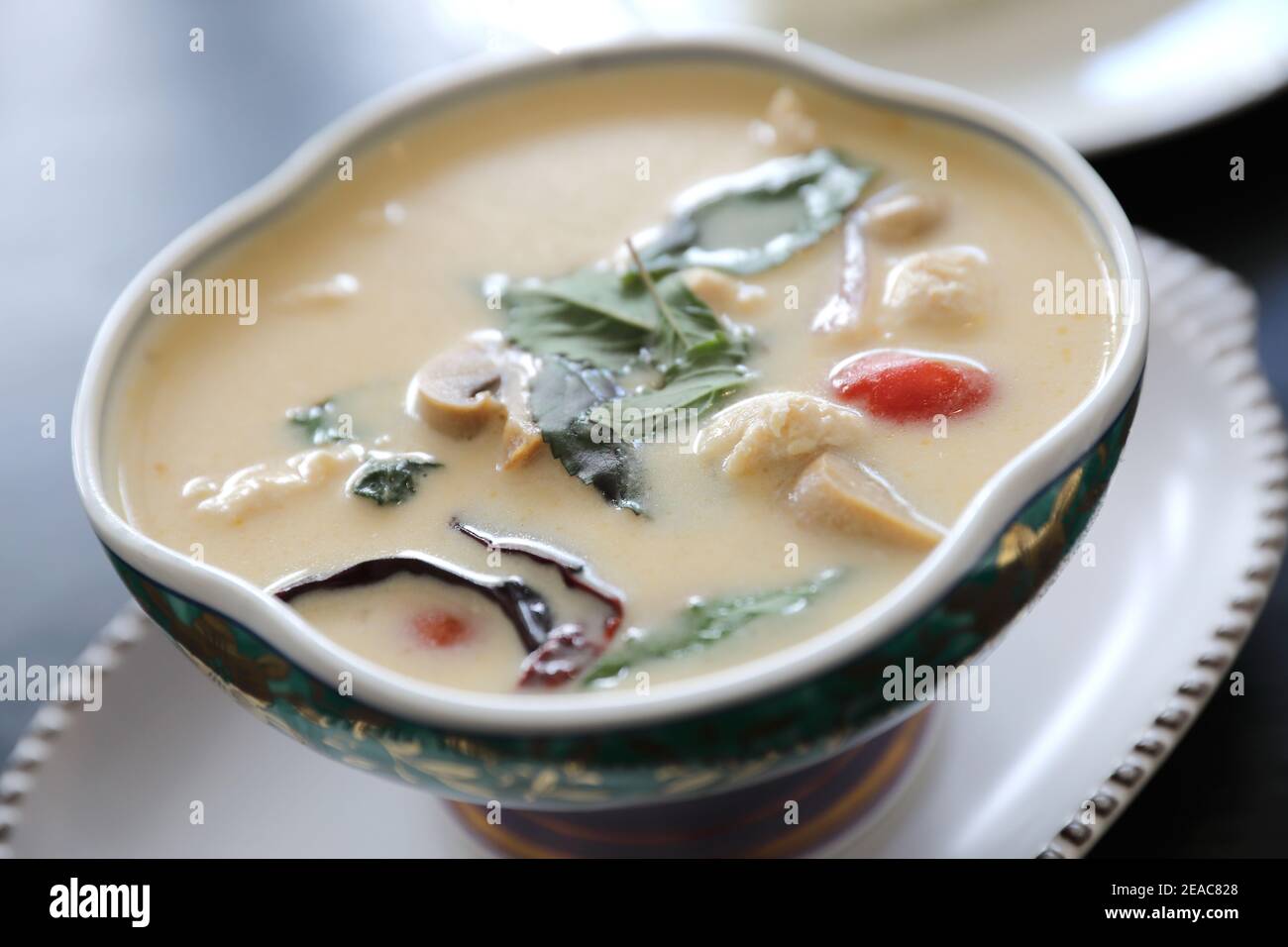 Zuppa di latte di cocco con pollo e riso, cibo tradizionale tailandese Foto Stock