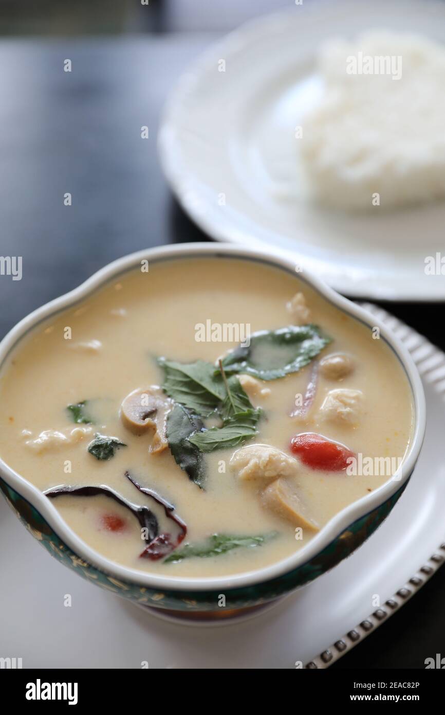 Zuppa di latte di cocco con pollo e riso, cibo tradizionale tailandese Foto Stock