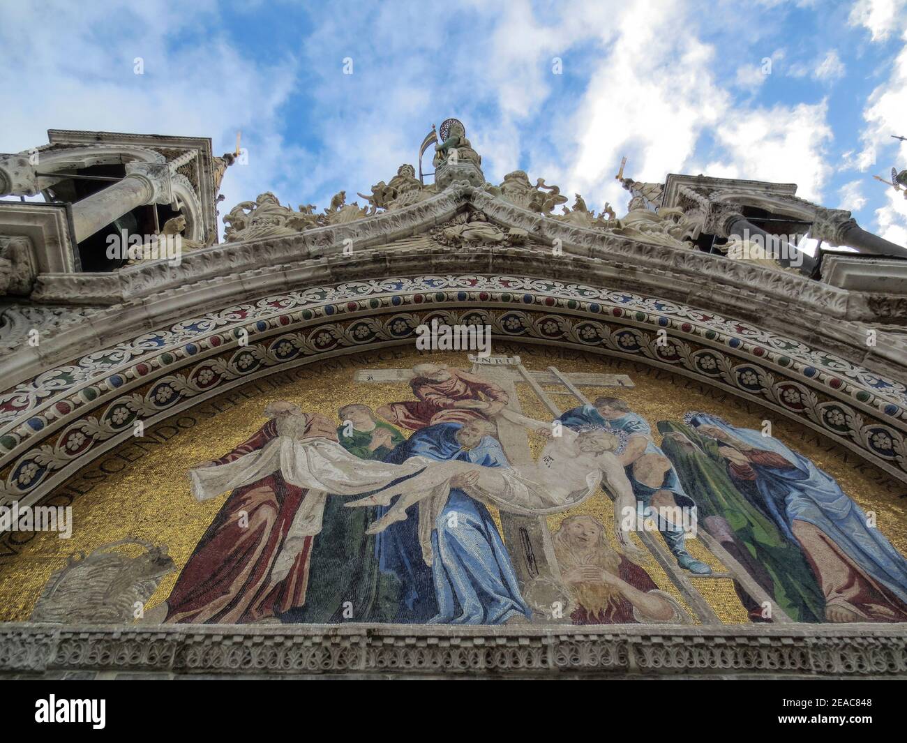 Mosaico sulla parte anteriore della Basilica di San Marco Foto Stock