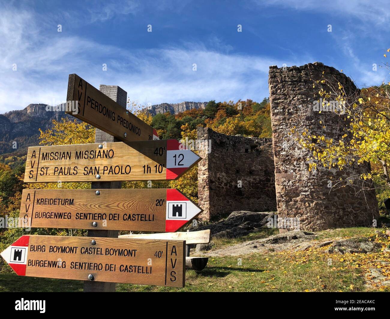 Cartello Eppaner Burgen in autunno, Castello di Hocheppan, Eppaner Burgenweg, Bacino di Bozner, vigneti, castelli, natura, paesaggio, Bolzano, Appiano, Alto Adige, Italia Foto Stock