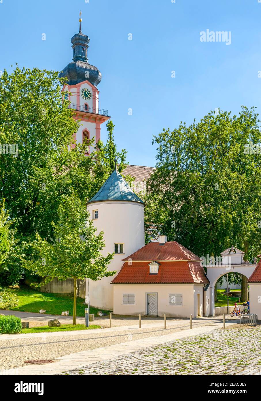 Germania, Baden-Wuerttemberg, Laupheim, la torre della chiesa di San Pietro e Paolo, la porta del castello di Großlaupheim. Foto Stock