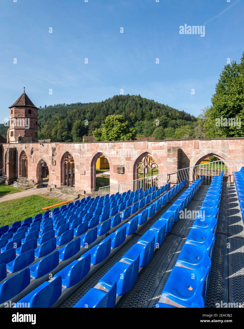 Germania, Baden-Wuerttemberg, Calw-Hirsau, monastero di Hirsau, auditorium, teatro all'aperto, monastero di Calwer estate, posti a sedere blu, torre di porta dell'ex rifugio di caccia. Foto Stock
