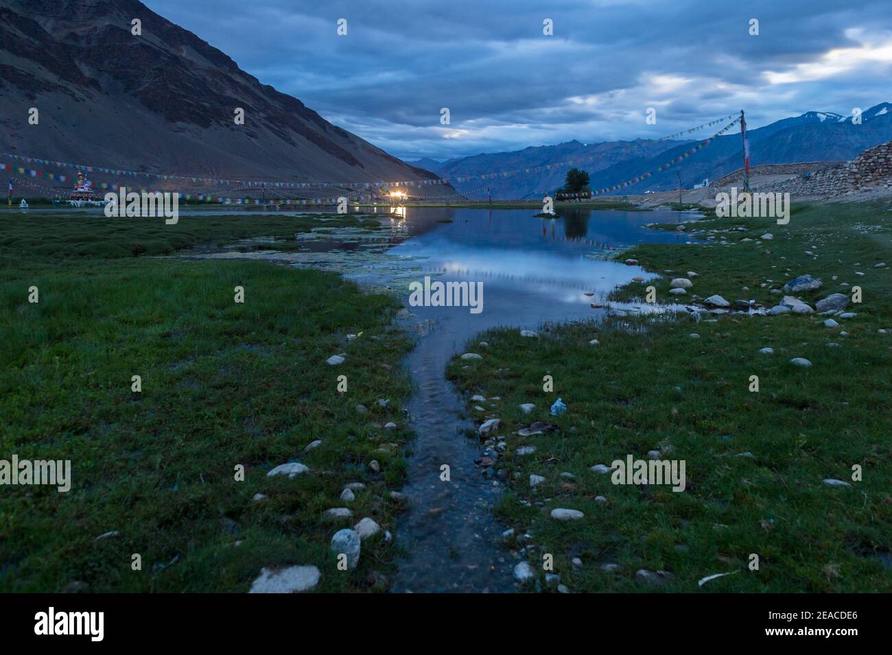 Il villaggio di sani con il lago santo sani Foto Stock