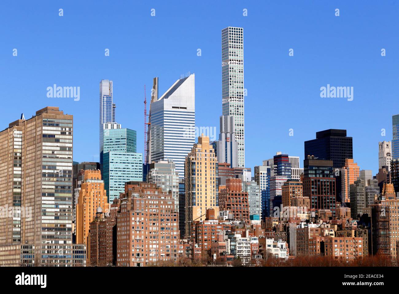 Edifici di appartamenti Sutton Place (in primo piano), edifici di uffici di Midtown Manhattan e condomini di Bilionaire's Row (sfondo) a New York, New York. Foto Stock