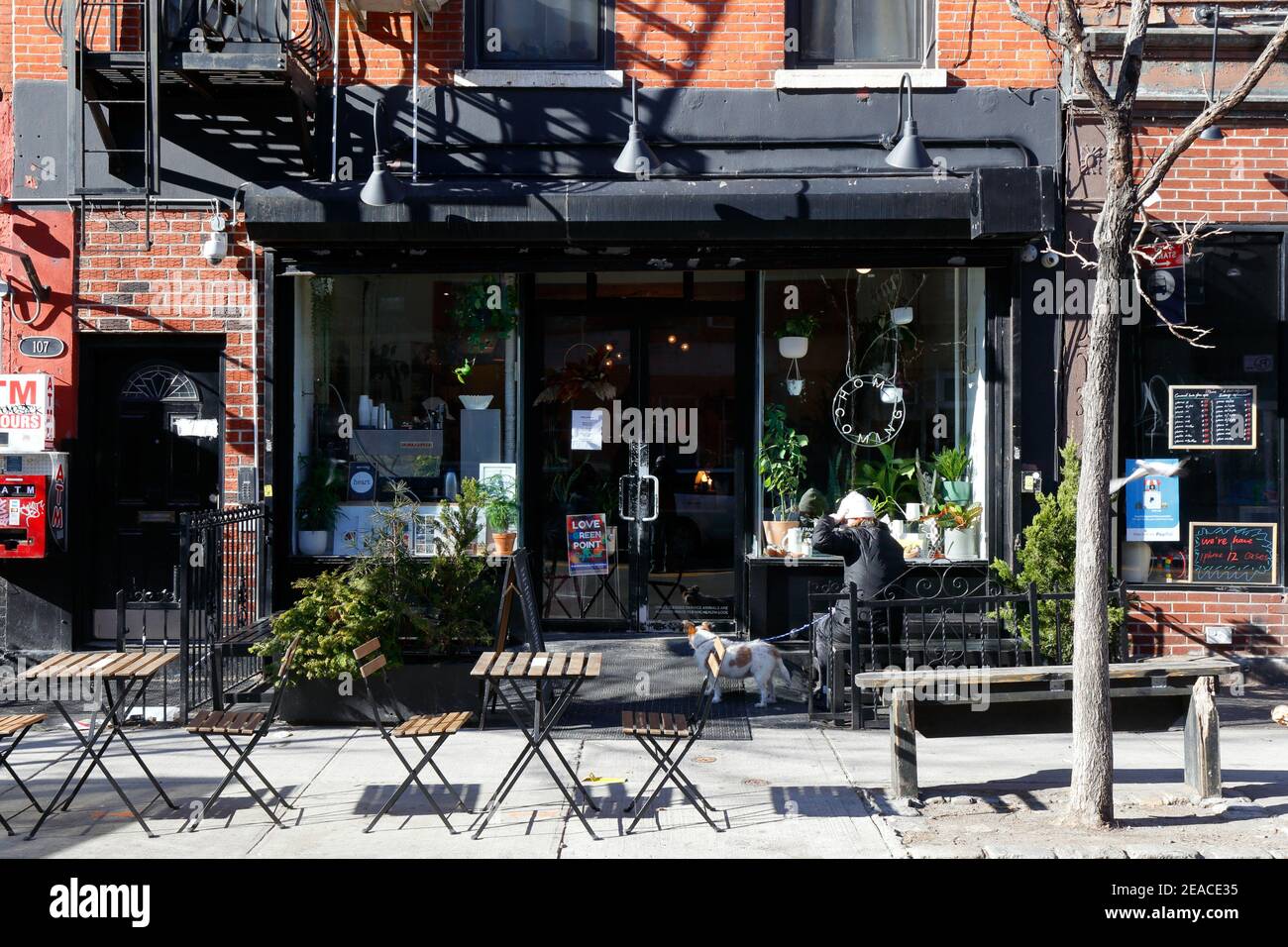 Home coming, 107 Franklin St, Brooklyn, New York foto di un bar e fioraio nel quartiere di Greenpoint. Foto Stock