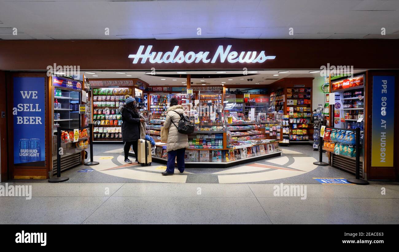 Un negozio di Hudson News Travel situato all'interno della Penn Station di New York. Foto Stock