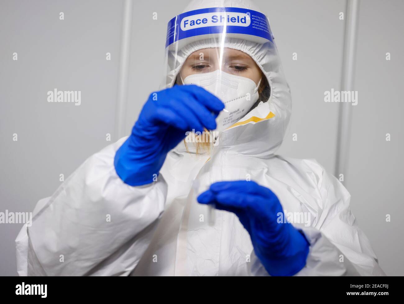 Colonia, Nord Reno-Westfalia, Germania - Test rapido Covid in un garage, presso il centro di test Medicare, i clienti si dirigono verso il banco drive-in per il campionamento, il tampone su tamponi di cotone viene quindi posto in una soluzione di supporto. Foto Stock