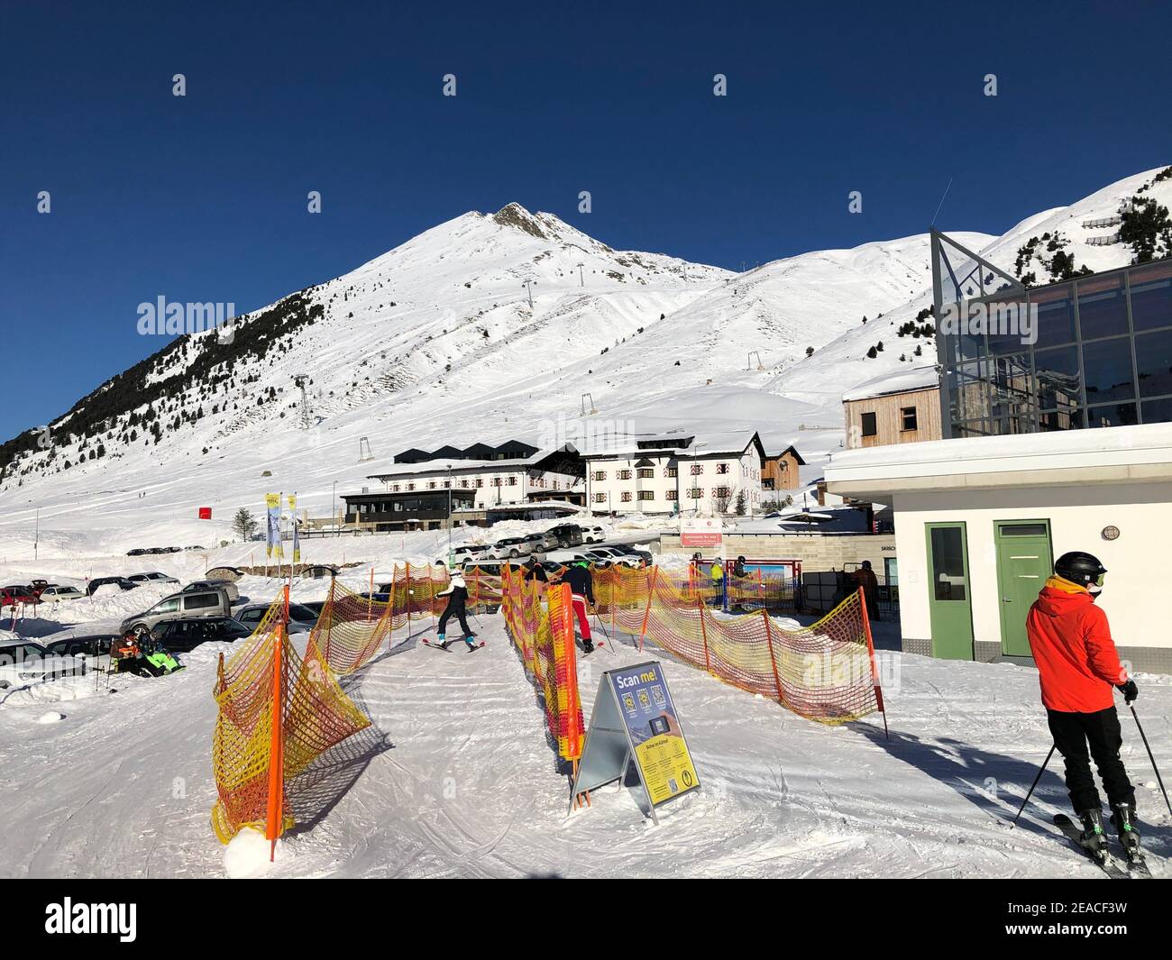 Stazione a valle del Dreiseenbahn, zona di coda conforme a Corona, Covid-19, seggiovia a 4 posti, area sciistica di Kühtai, neve, inverno, Kühtai, Tirolo, Austria Foto Stock