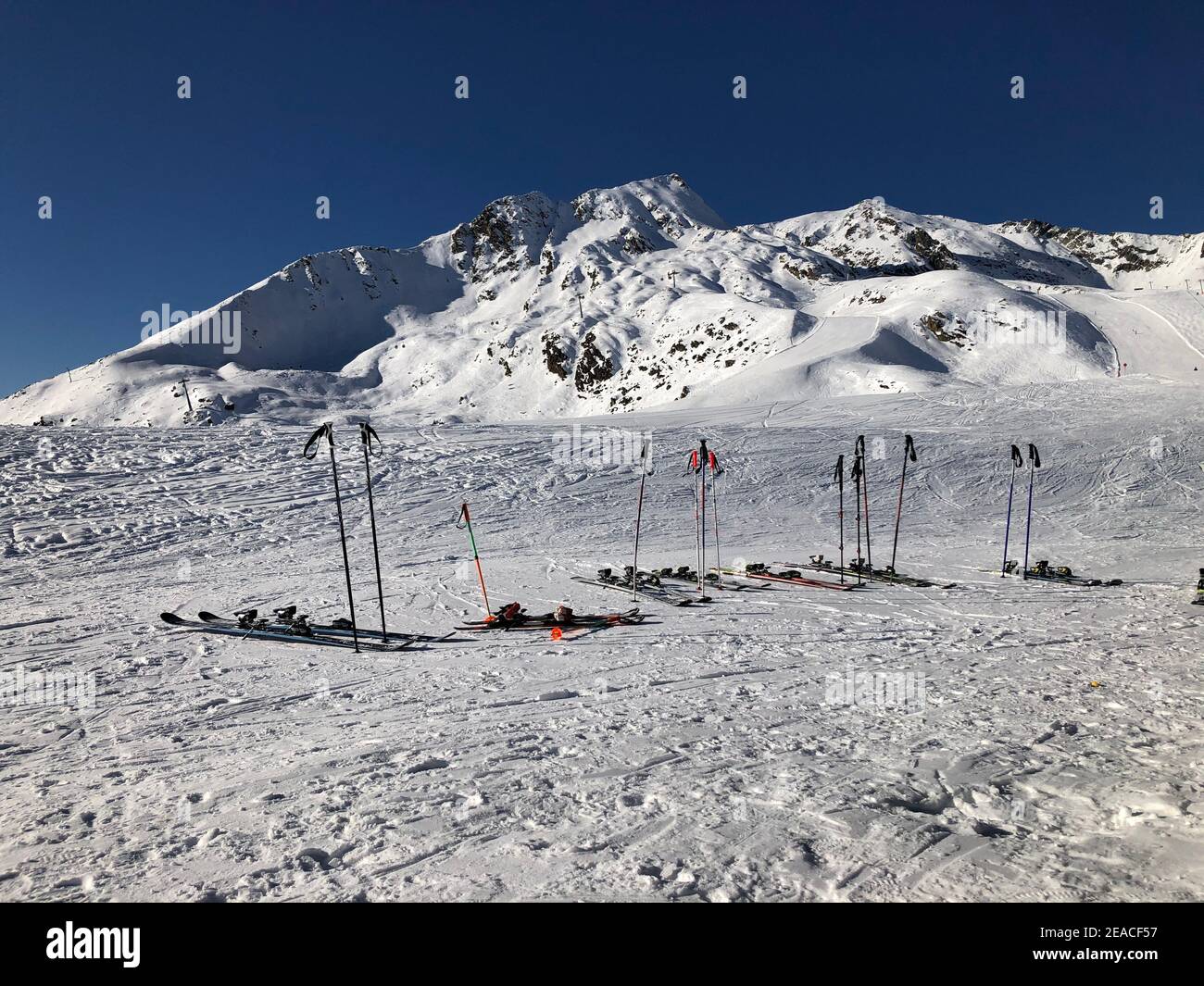 Sci e racchette da sci nella neve, Kühtai ski area, cielo azzurro, neve, inverno, Kühtai, Tirolo, Austria Foto Stock