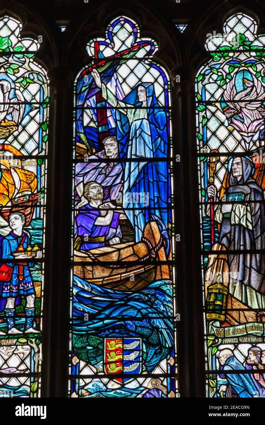 Inghilterra, Sussex orientale, Wichelsea, Chiesa di San Tommaso Martire, la finestra memoriale di Lifeboat Foto Stock