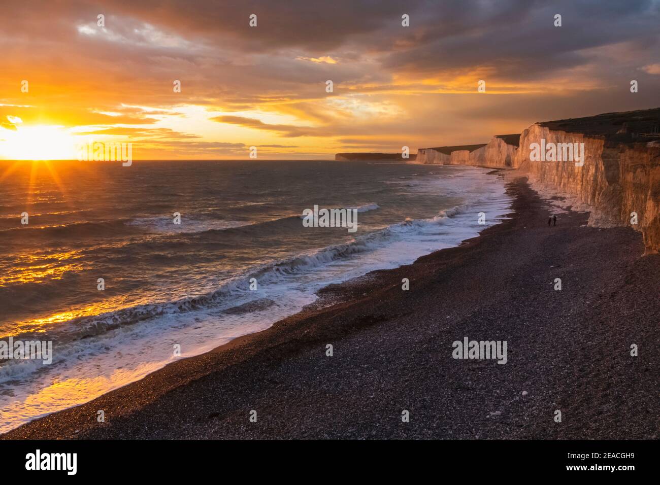 Inghilterra, East Sussex, Eastbourne, Birling Gap, le sette Sorelle Cliffs e la spiaggia nella luce del tardo pomeriggio Foto Stock