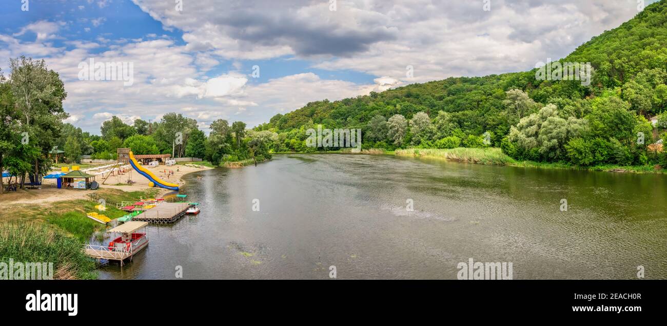Svyatogorsk, Ucraina 07.16.2020. Fiume Seversky Donets vicino alla Svyatogorsk o Sviatohirsk lavra in una soleggiata mattina estiva Foto Stock