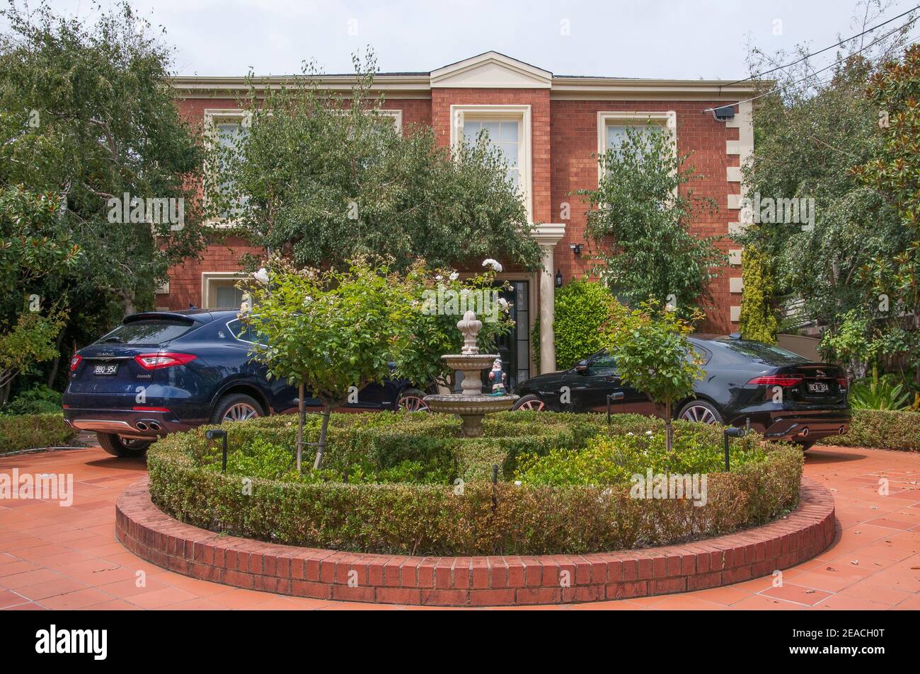 Casa di famiglia 'faux toscane' in mattoni rossi nella periferia di Melbourne. La maggior parte delle case suburbane in Australia rimangono a un solo piano. Foto Stock