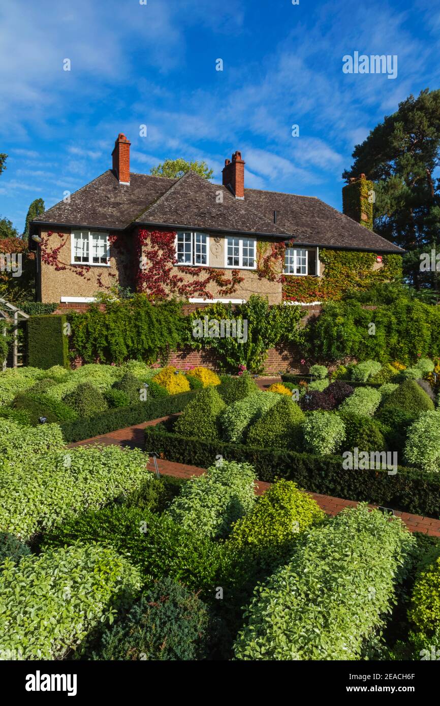 Inghilterra, Surrey, Guildford, RHS Wisley, il giardino murato Foto Stock