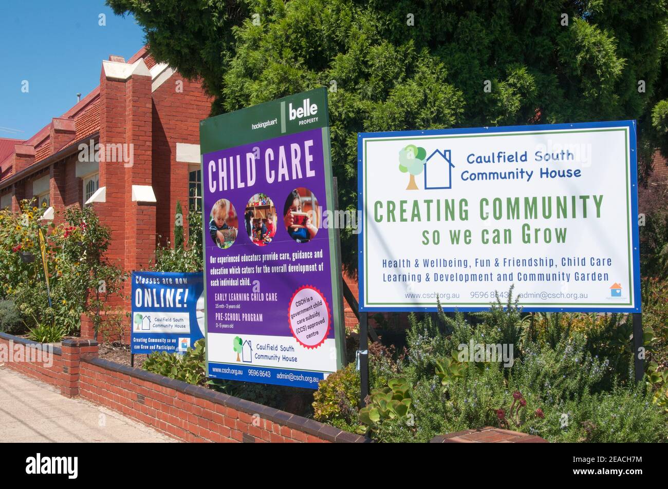 I tabelloni pubblicitari pubblicizzano i servizi della comunità disponibili in una 'casa di comunità' creata in una ex chiesa nella periferia di Melbourne, Australia Foto Stock