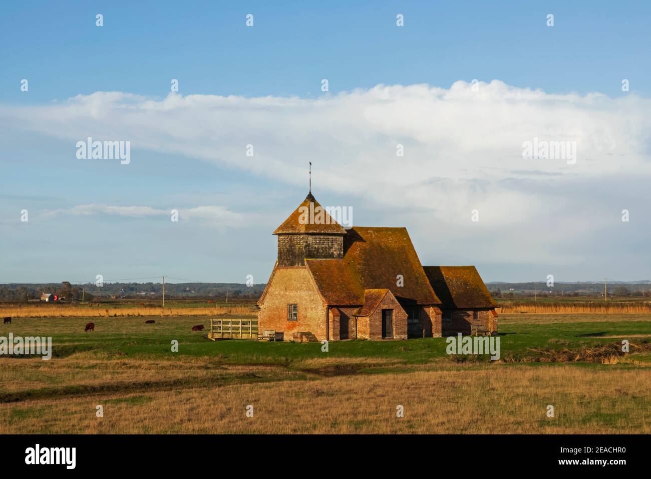 Inghilterra, Kent, Romney Marsh, Fairfield, St. Thomas Becket Church e Rainbow Foto Stock