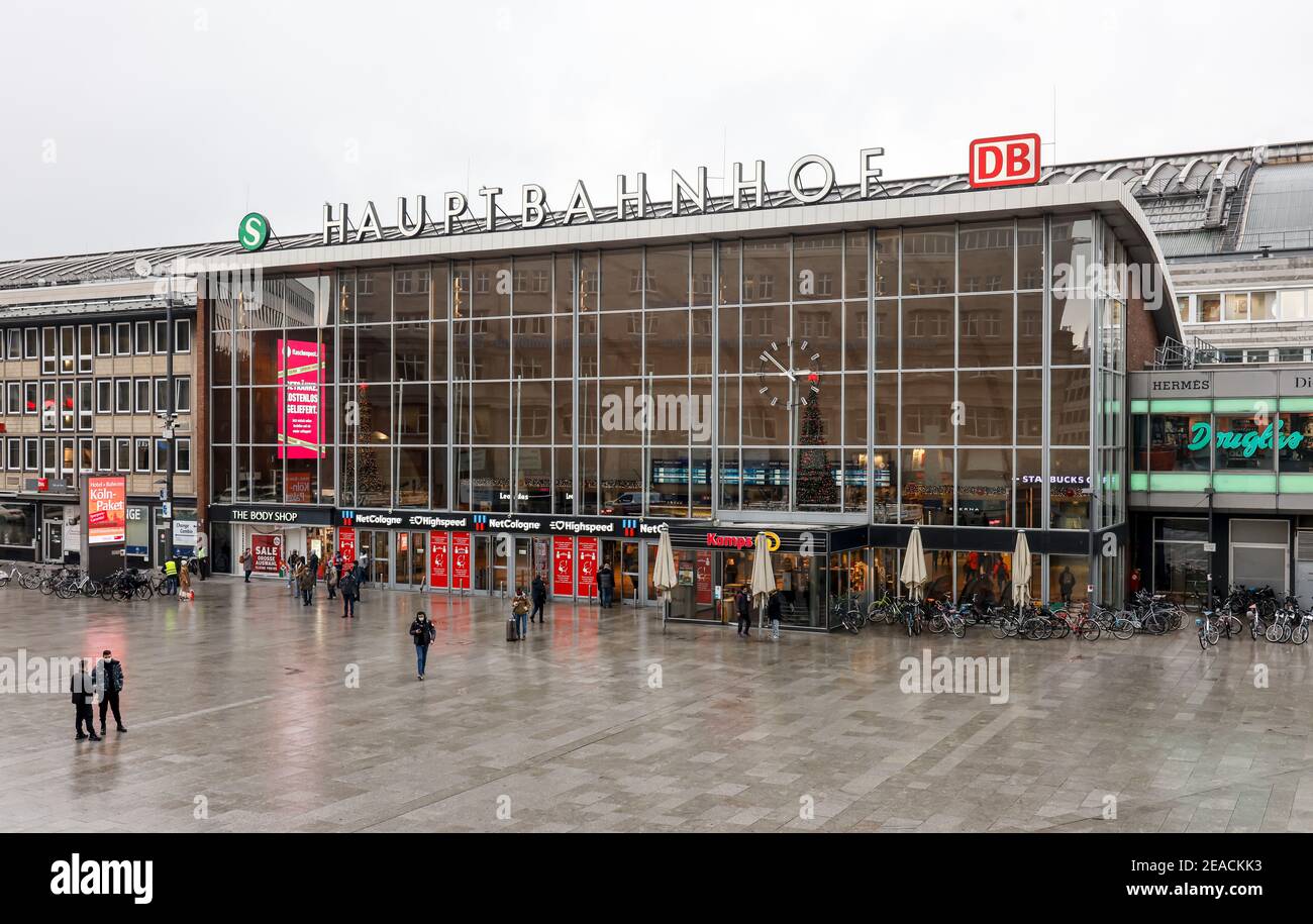 Colonia, Renania Settentrionale-Vestfalia, Germania - Stazione Centrale in tempi di crisi corona durante il secondo blocco, poche persone sul piazzale della stazione. Foto Stock