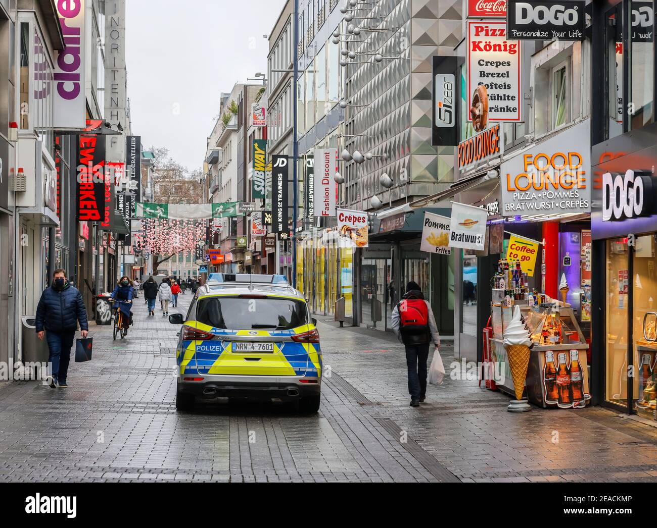 Colonia, Nord Reno-Westfalia, Germania - Colonia centro città in tempi della crisi della corona durante il secondo blocco, i negozi sono chiusi, solo pochi passanti sono a piedi su Hohe Strasse Venerdì pomeriggio, la polizia sono in pattuglia. Foto Stock