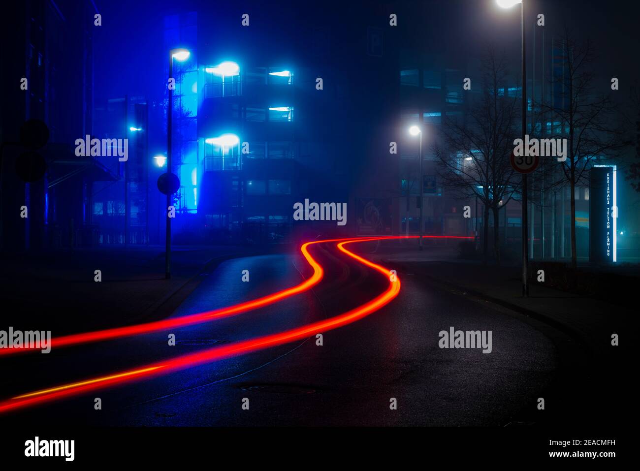 2 gennaio 2021, Germania, Città di Luckenwalde di notte durante il coprifuoco nelle strade di Luckenwalde Foto Stock