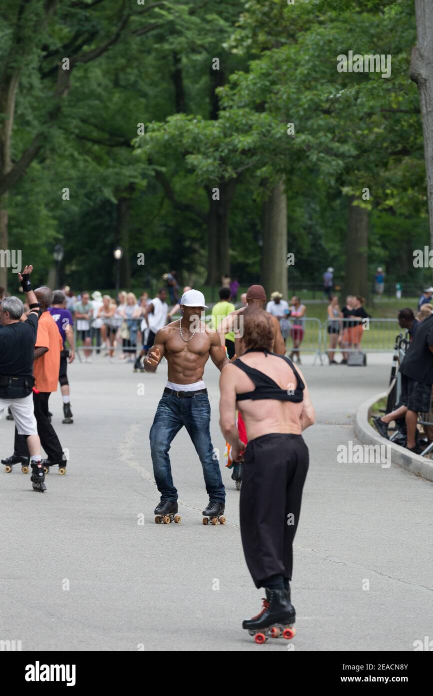 Nei mesi più caldi, la Central Park Dance Skaters Association organizza sessioni di pattinaggio a rotelle per un DJ dal vivo ogni fine settimana a Skater's Circle, lo Foto Stock